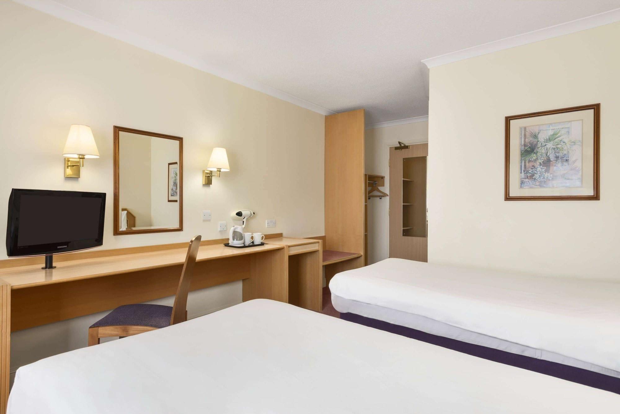 Super 8 By Wyndham Chester East Екстер'єр фото