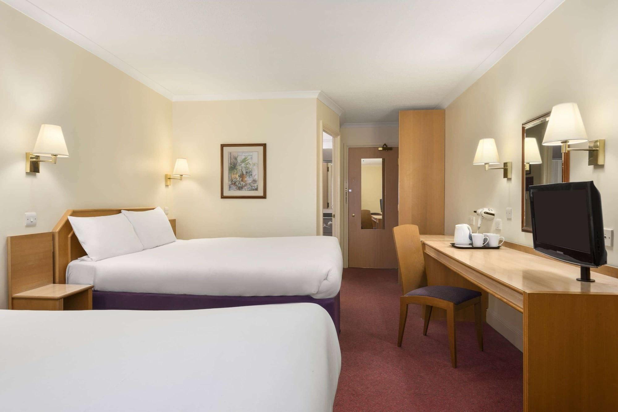 Super 8 By Wyndham Chester East Екстер'єр фото