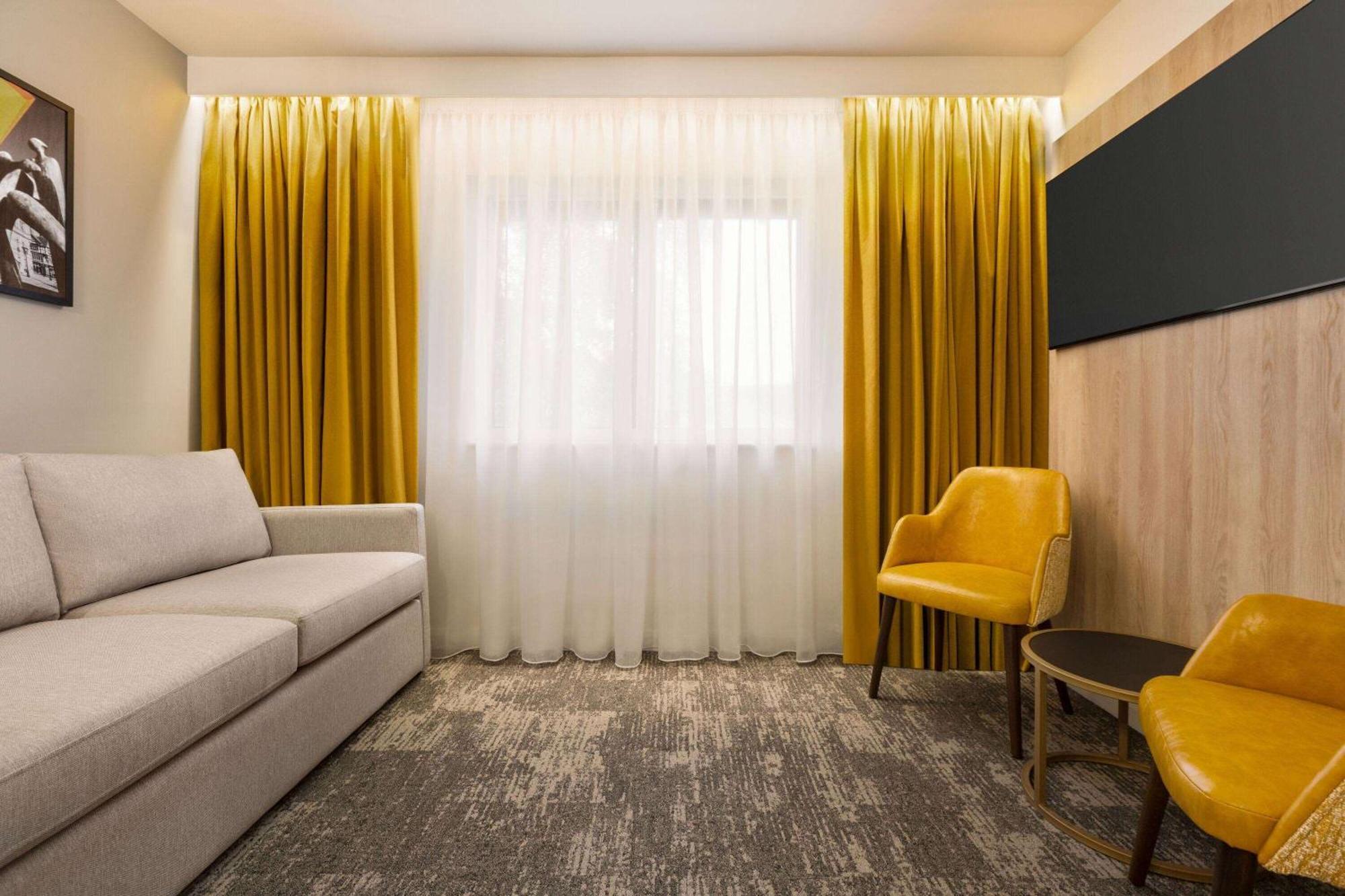 Super 8 By Wyndham Chester East Екстер'єр фото
