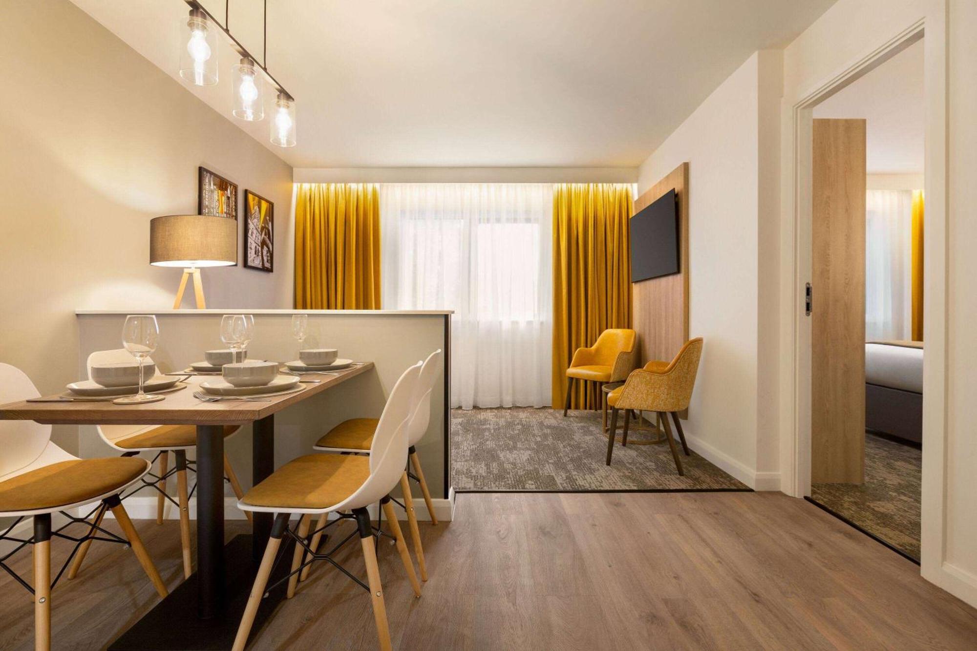 Super 8 By Wyndham Chester East Екстер'єр фото