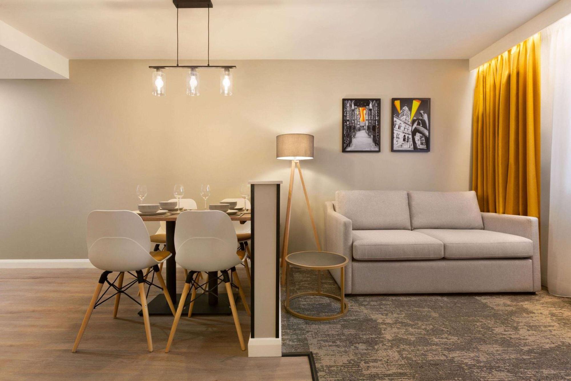 Super 8 By Wyndham Chester East Екстер'єр фото