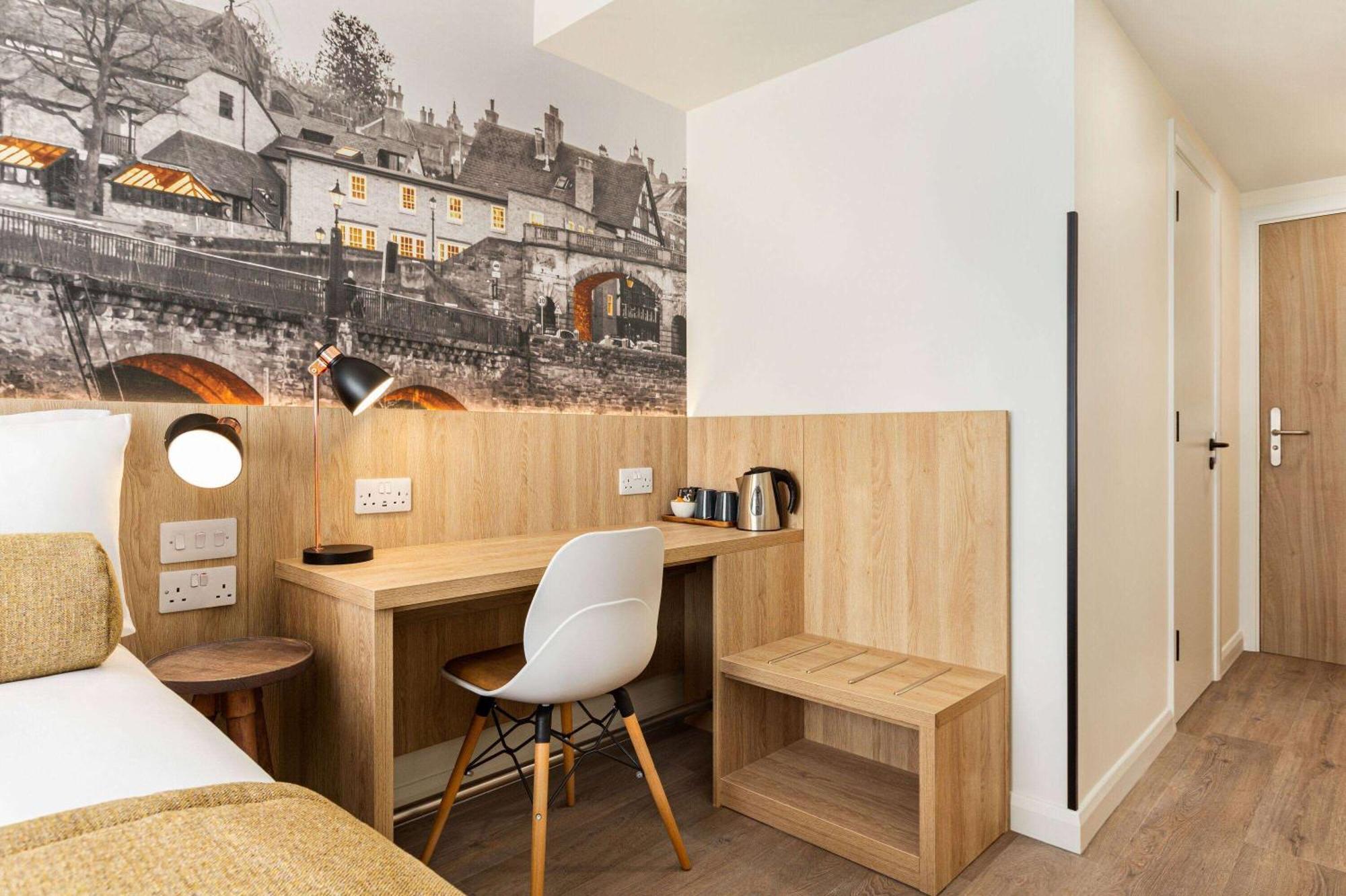 Super 8 By Wyndham Chester East Екстер'єр фото