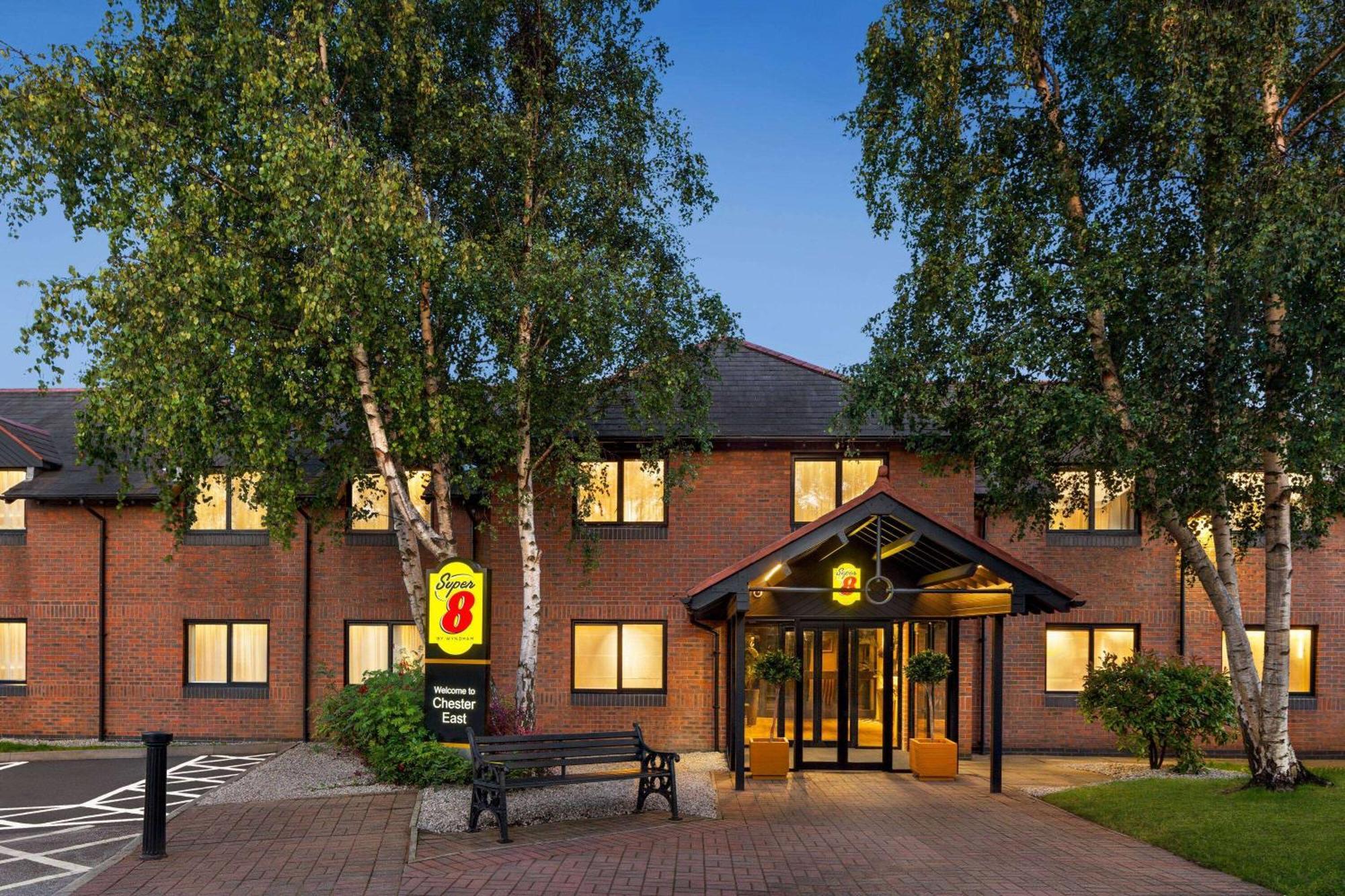 Super 8 By Wyndham Chester East Екстер'єр фото