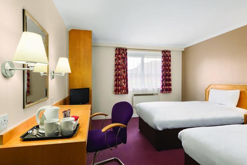 Super 8 By Wyndham Chester East Екстер'єр фото