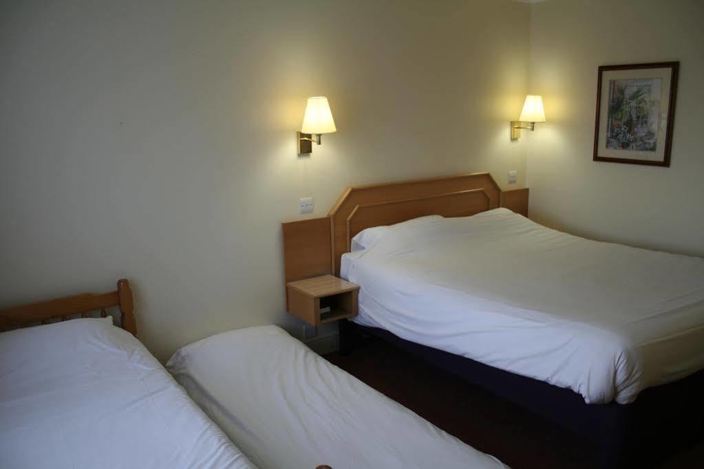 Super 8 By Wyndham Chester East Екстер'єр фото